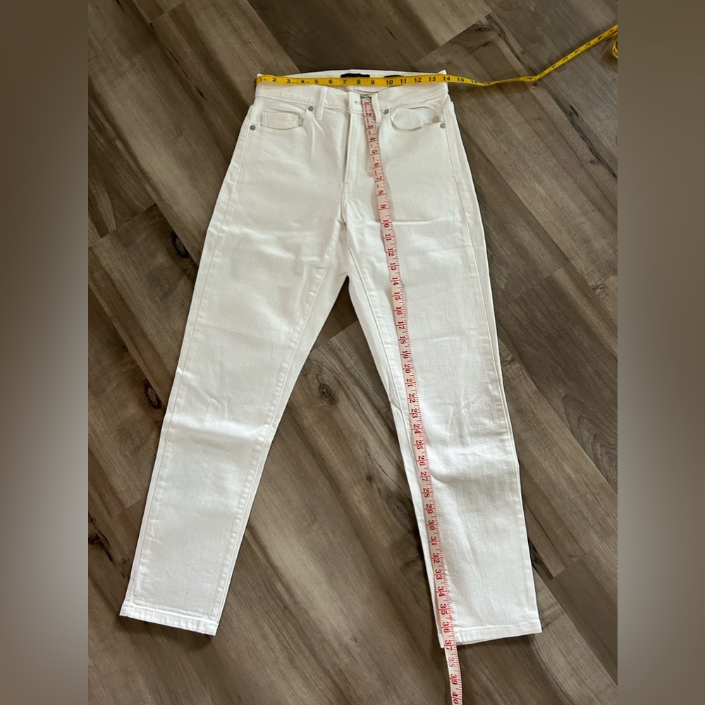 Banana republic white jeans size 25, worn once, perfect condition.